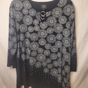 Elegant Black and White Patterned Women's Top - Size XL